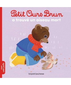 Petit Ours Brun A Trouve Un Oiseau Mort