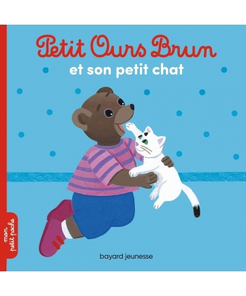 Petit Ours Brun S Amuse Avec Son Chat