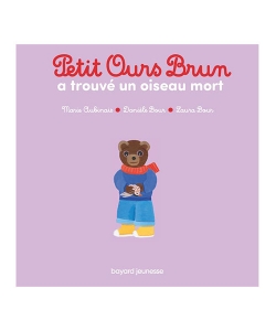 Petit Ours Brun A Trouve Un Oiseau Mort