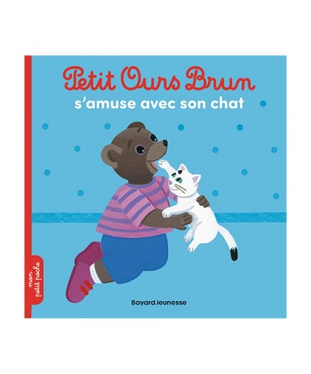 Petit Ours Brun S Amuse Avec Son Chat